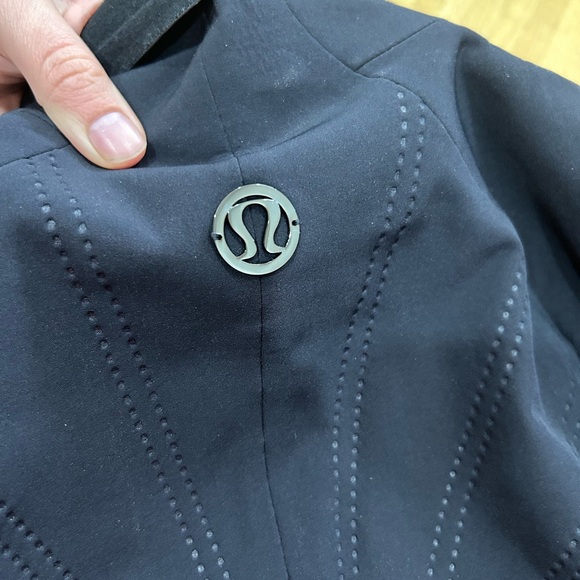 Lululemon jacket size 4 - Picture 4 of 6